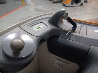 Porta-paletes eléctrico com condutor transportado Crown RT4020-2.0
