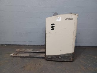 Porta-paletes eléctrico com condutor transportado Crown RT4020-2.0