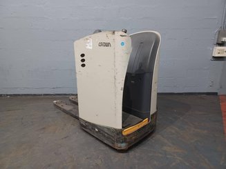 Porta-paletes eléctrico com condutor transportado Crown RT4020-2.0