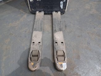 Porta-paletes eléctrico com condutor transportado Crown RT4020-2.0