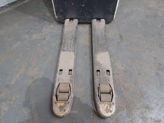 Porta-paletes eléctrico com condutor transportado Crown RT4020-2.0