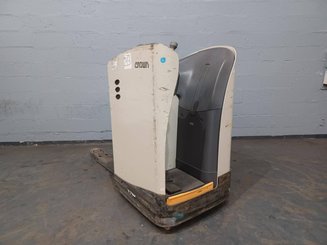 Porta-paletes eléctrico com condutor transportado Crown RT4020-2.0