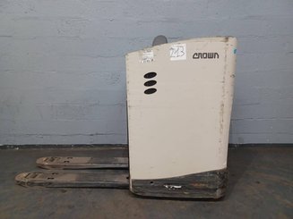 Porta-paletes eléctrico com condutor transportado Crown RT4020-2.0