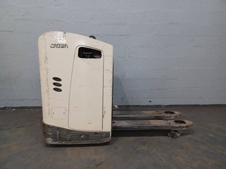 Porta-paletes eléctrico com condutor transportado Crown RT4020-2.0