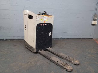 Porta-paletes eléctrico com condutor transportado Crown RT4020-2.0