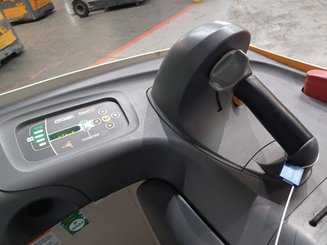 Porta-paletes eléctrico com condutor transportado Crown RT4020-2.0