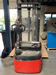 Stacker com condutor a pé Loc A12ETDVC29