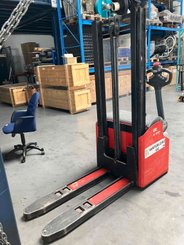 Stacker com condutor a pé Loc A12ETDVC29 - 2