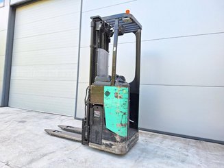 Stacker com condutor transportado Caterpillar NSR16N