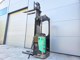 Stacker com condutor transportado Caterpillar NSR16N