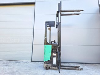 Stacker com condutor transportado Caterpillar NSR16N