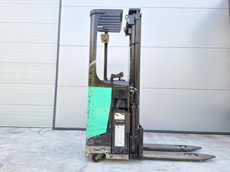 Stacker com condutor transportado Caterpillar NSR16N