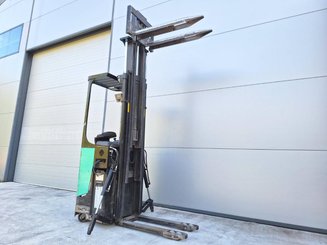 Stacker com condutor transportado Caterpillar NSR16N