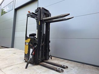 Stacker com condutor transportado Caterpillar NSR20N