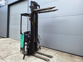 Stacker com condutor transportado Caterpillar NSR16N