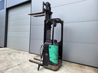 Stacker com condutor transportado Caterpillar NSR16N