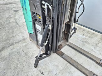 Stacker com condutor transportado Caterpillar NSR16N