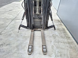Stacker com condutor transportado Caterpillar NSR16N