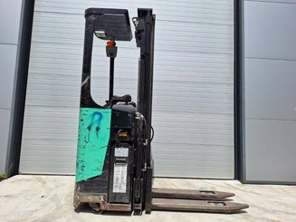 Stacker com condutor transportado Caterpillar NSR16N