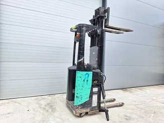 Stacker com condutor transportado Caterpillar NSR16N