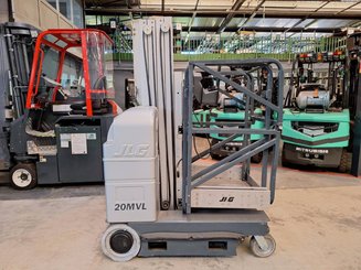 Plataforma com mastro vertical JLG 20MVL