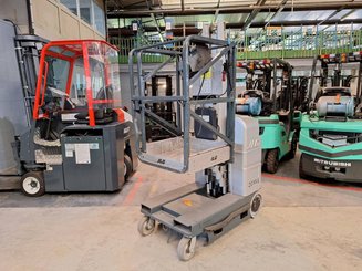 Plataforma com mastro vertical JLG 20MVL