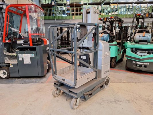 Plataforma com mastro vertical JLG 20MVL - 1