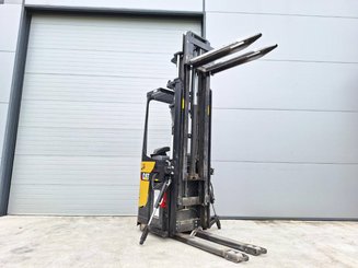 Stacker com condutor transportado Caterpillar NSR20N - 11