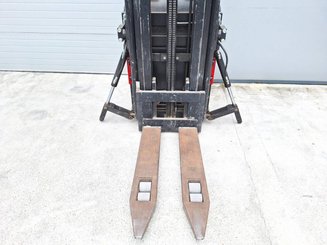 Stacker com condutor transportado Caterpillar NSR20N