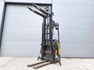 Stacker com condutor transportado Caterpillar NSR20N