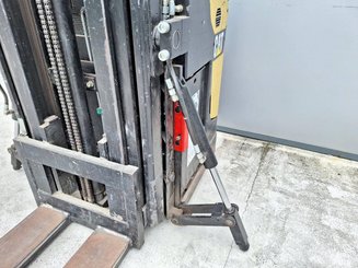 Stacker com condutor transportado Caterpillar NSR20N