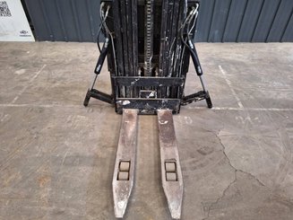 Stacker com condutor transportado Caterpillar NSR16N