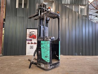 Stacker com condutor transportado Caterpillar NSR16N