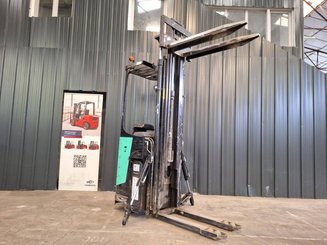 Stacker com condutor transportado Caterpillar NSR16N