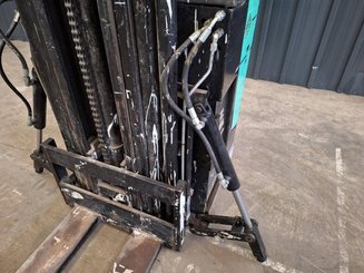 Stacker com condutor transportado Caterpillar NSR16N