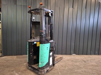 Stacker com condutor transportado Caterpillar NSR16N