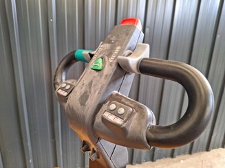 Porta-paletes eléctrico com condutor a pé OMG 330BE