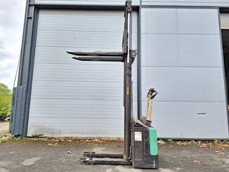 Stacker com condutor a pé Mitsubishi SBP12N