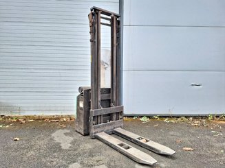 Stacker com condutor a pé Mitsubishi SBP12N