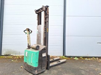 Stacker com condutor a pé Mitsubishi SBP12N