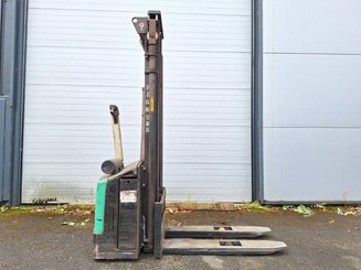 Stacker com condutor a pé Mitsubishi SBP12N - 1