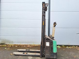 Stacker com condutor a pé Mitsubishi SBP12N