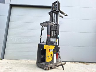 Stacker com condutor transportado Caterpillar NSR20N