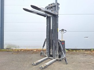 Stacker com condutor a pé Caterpillar NSP16N2