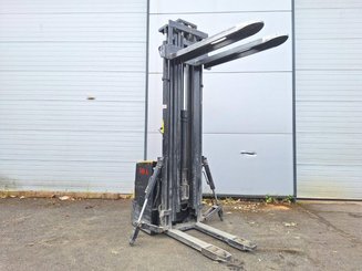 Stacker com condutor a pé Caterpillar NSP16N2