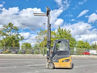 Empilhador de contrapeso 3 rodas Caterpillar EP16NT