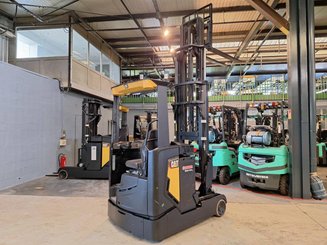 Empilhador retráctil Caterpillar NR16N2