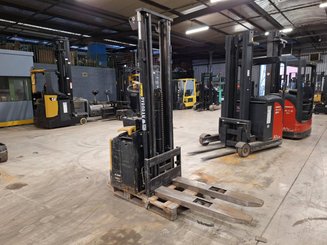 Stacker com condutor a pé Caterpillar NSP16N
