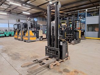 Stacker com condutor a pé Caterpillar NSP16N