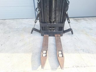 Stacker com condutor transportado Caterpillar NSR16N